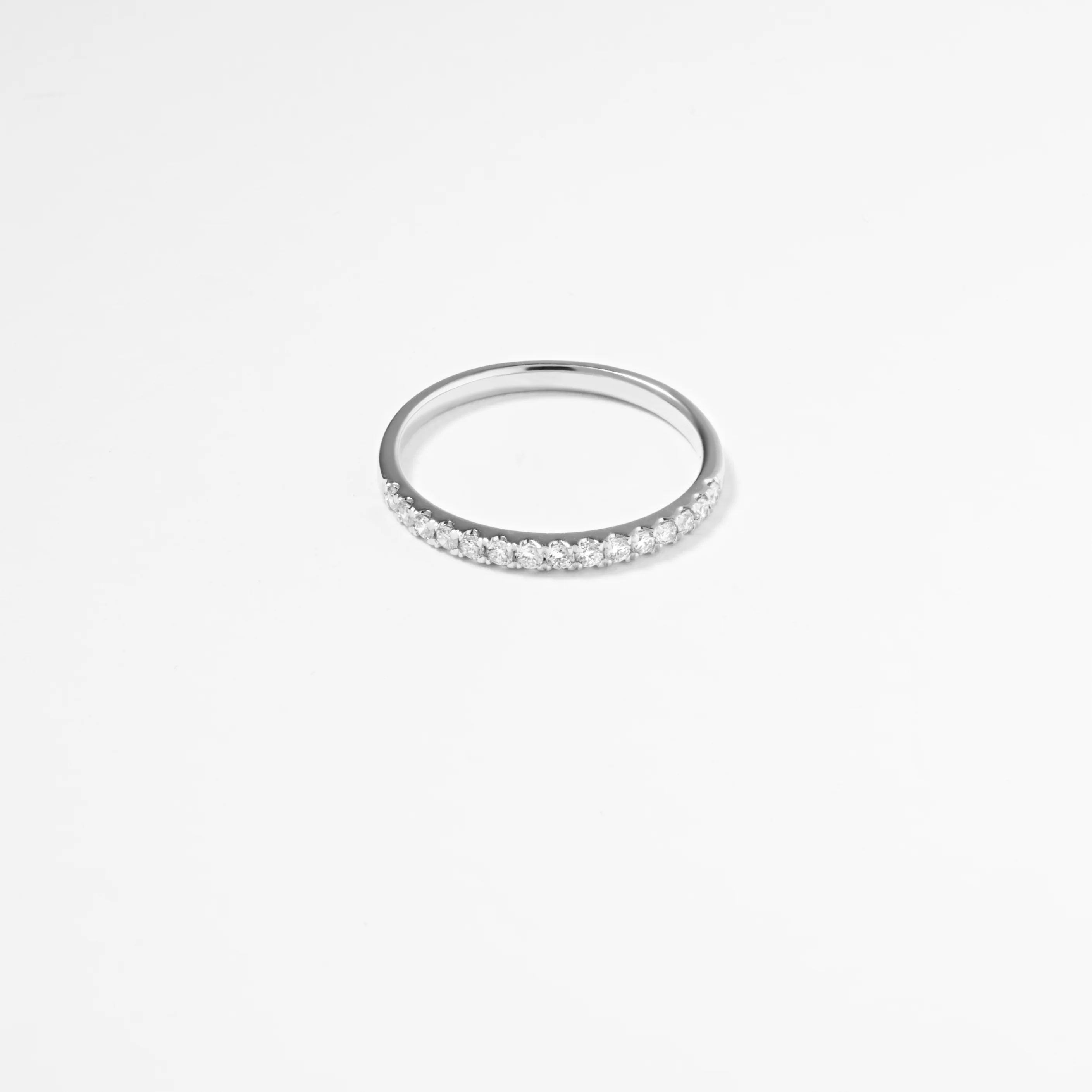 18K White Gold Round Brilliant Diamond Fine Claw Set Band - Image 3