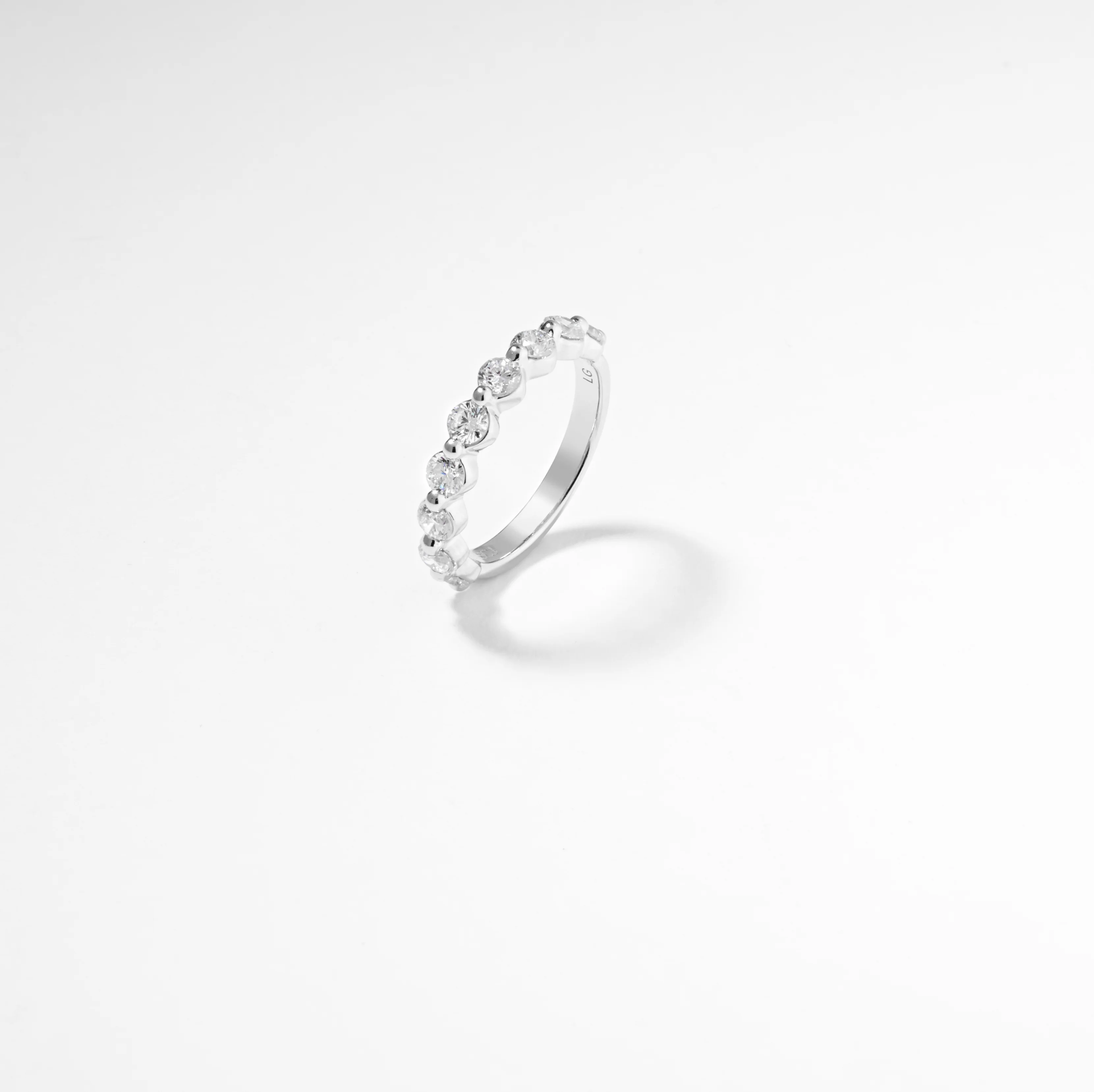 18k White Gold Round Brilliant Lab Diamond Floating Set Ring - Image 3