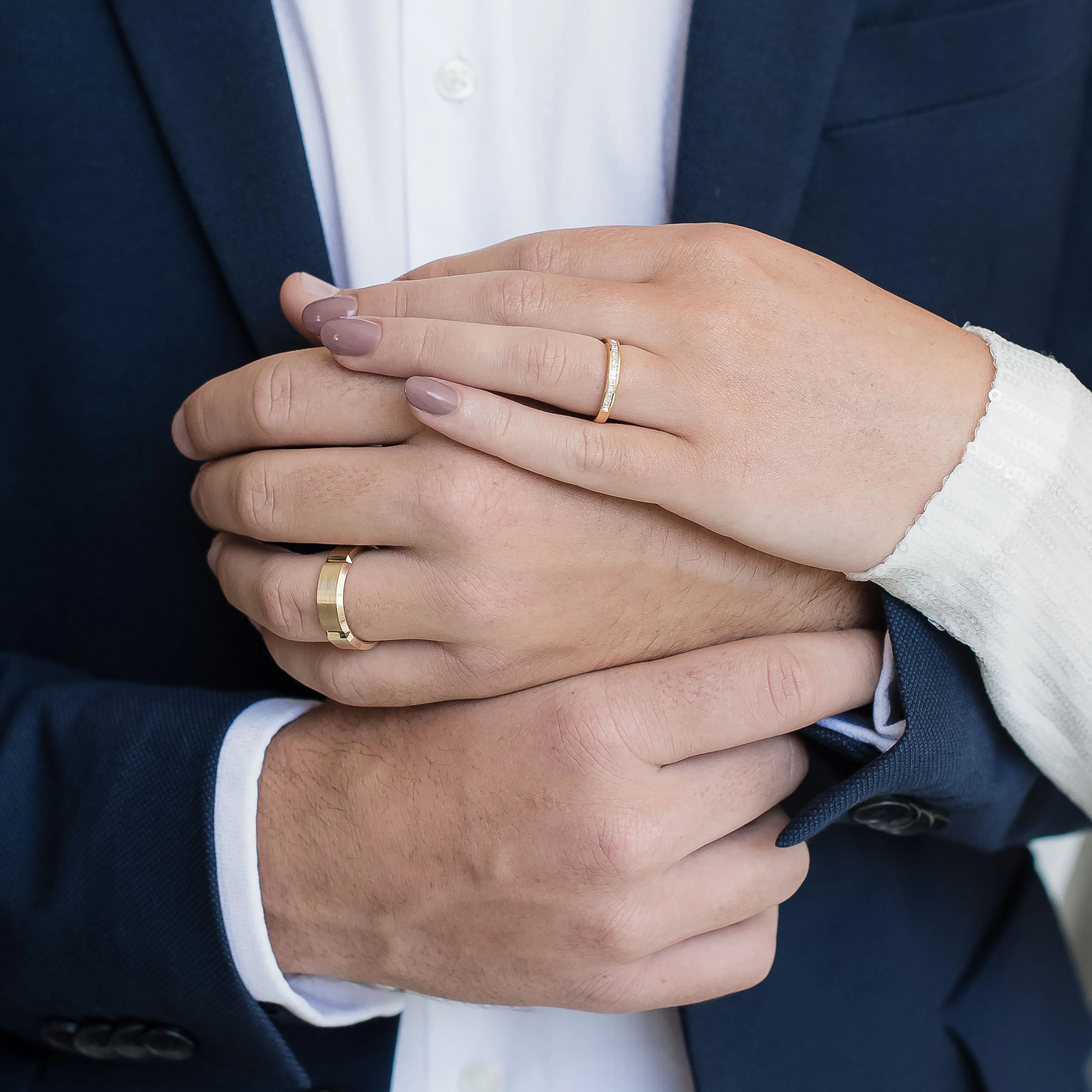 9K Yellow Gold Brushed Centre With Polished Faceted Vertical Lines Beveled Edge Band Ring 7mm - Image 4