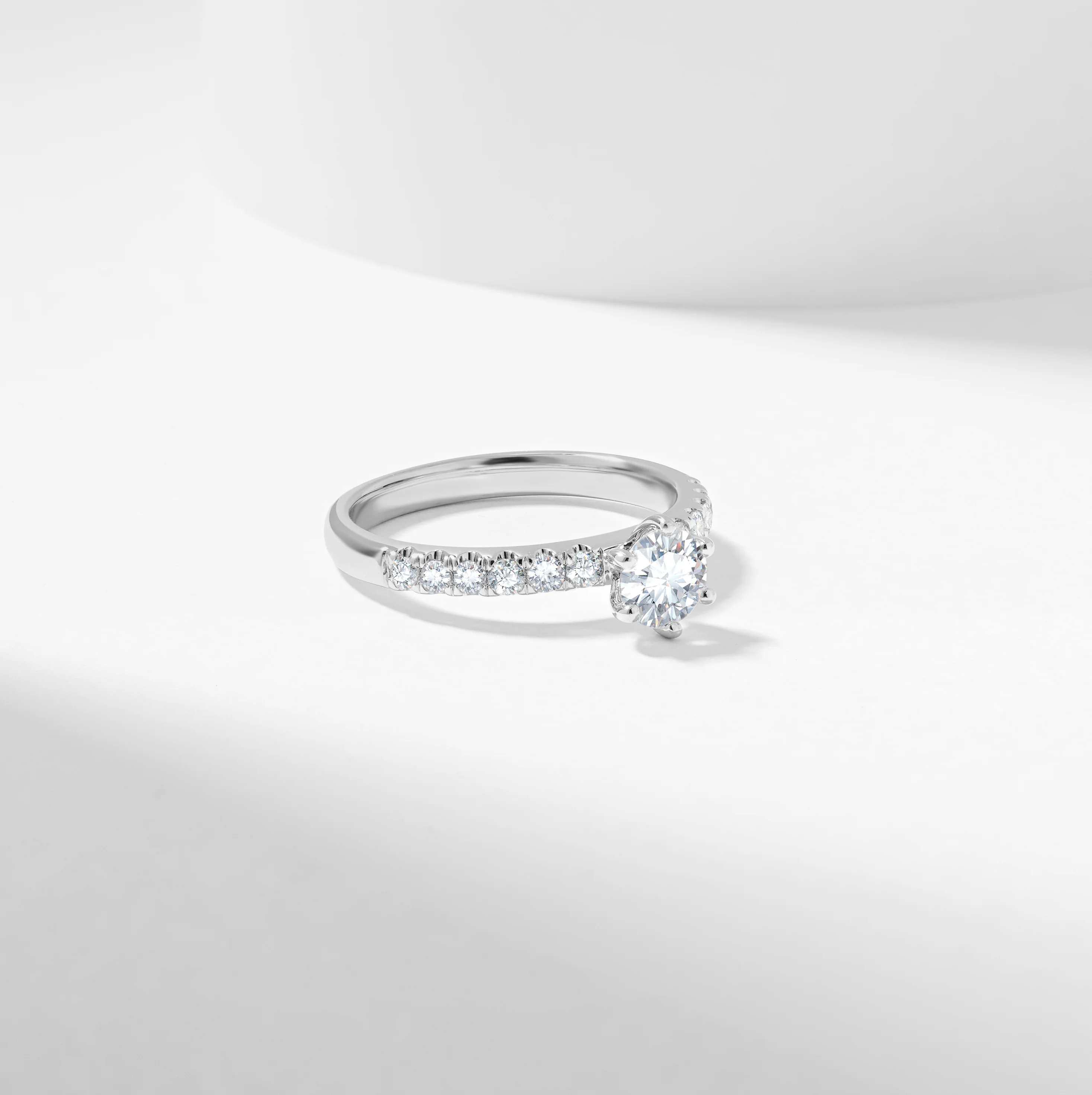 Round Brilliant Diamond Solitaire with Shoulder Accents Engagement Ring 1.0tdw 0.66ct
